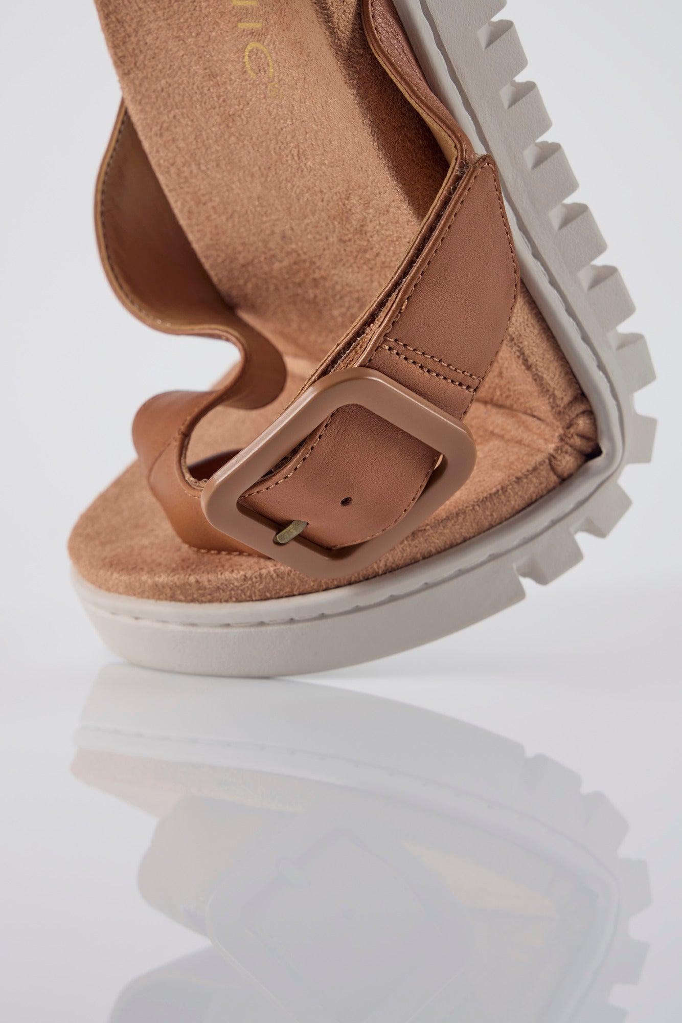 Uptown Marin Toe Post Sandal - Tan